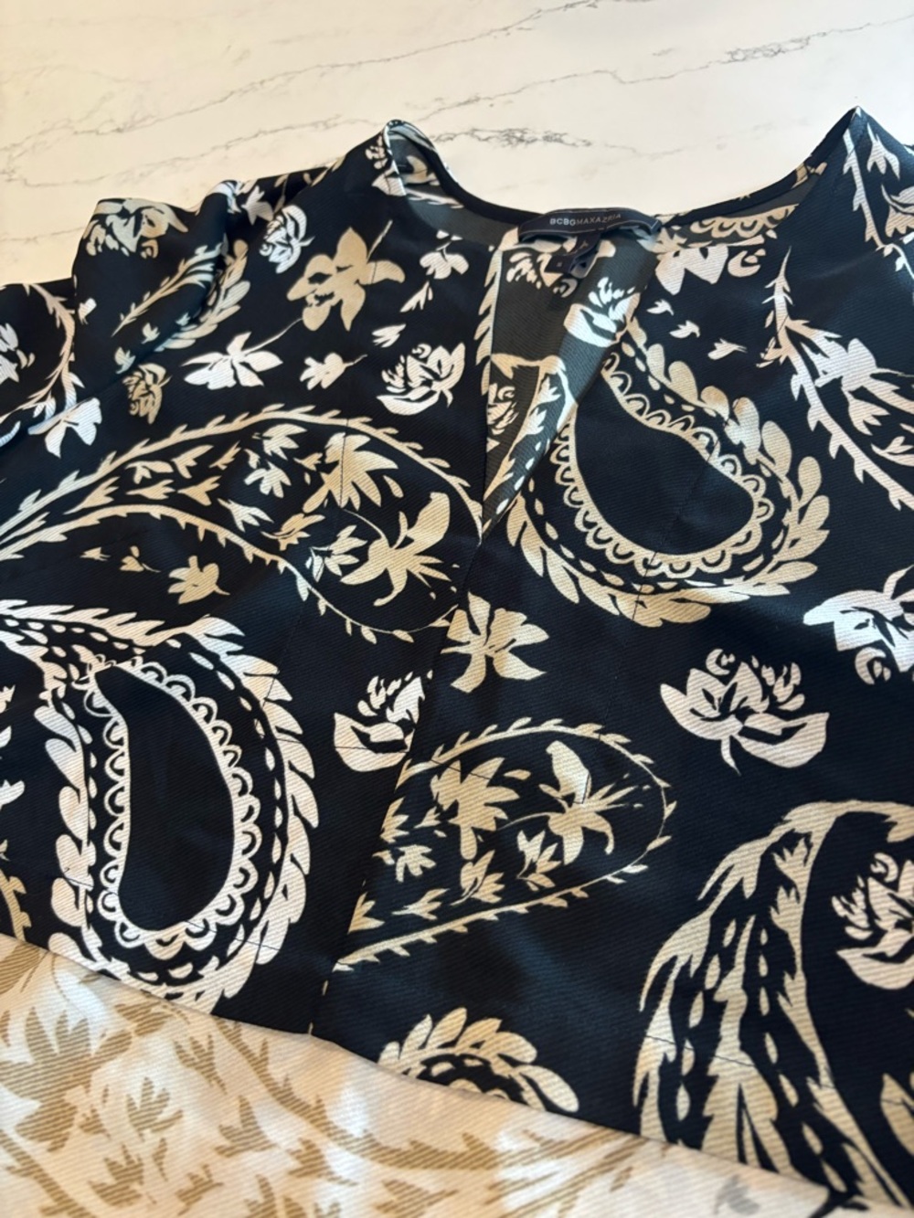 BCBGMaxAzria Black and Cream Paisley V-Neck Shift Dress - Picture 4 of 7